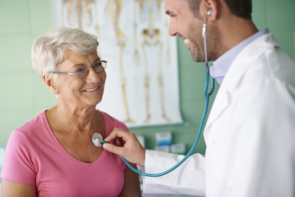 Chequeos médicos para adultos mayores: controles esenciales en invierno