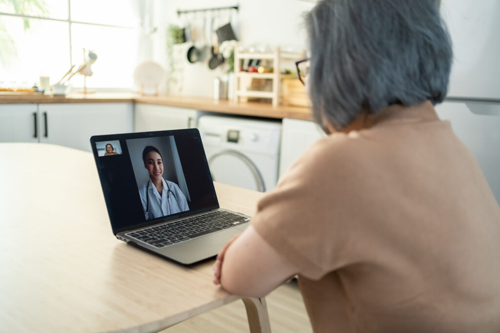 Cómo ayudar a los adultos mayores en sus videoconsultas: guía sencilla para familiares